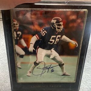 🏈AUTOGRAPHED LAWRENCE TAYLOR PICTURE ON PLAQUE WITH CERTIFICATE OF AUTHENTICITY